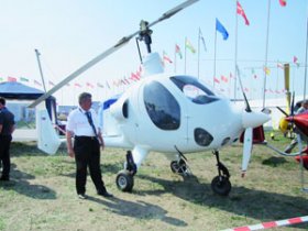 Главный конструктор автожира «Гирос-2» Валентин Устинов рядом со своим творением 04-300.jpg